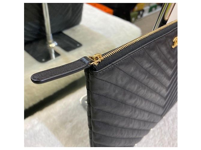Chanel Clutch Chevron Bag New Medium Black and Gold Series Nero - vista 2