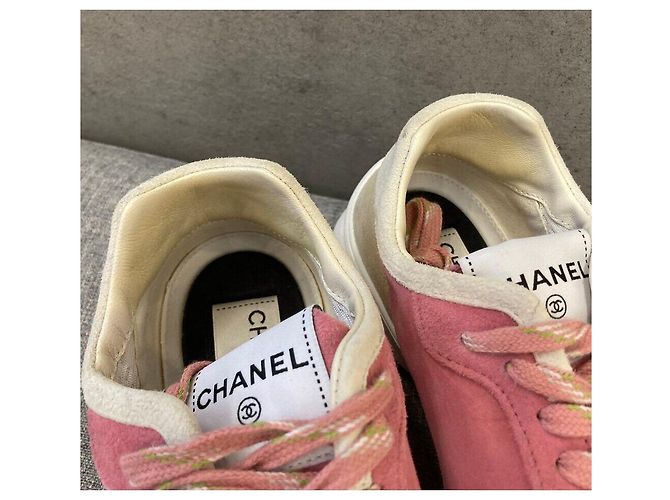 Chanel Wildleder-Sneaker mit Logo Rosa Pink - Ansicht 2