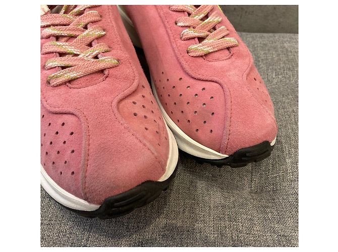Chanel Wildleder-Sneaker mit Logo Rosa Pink - Ansicht 3
