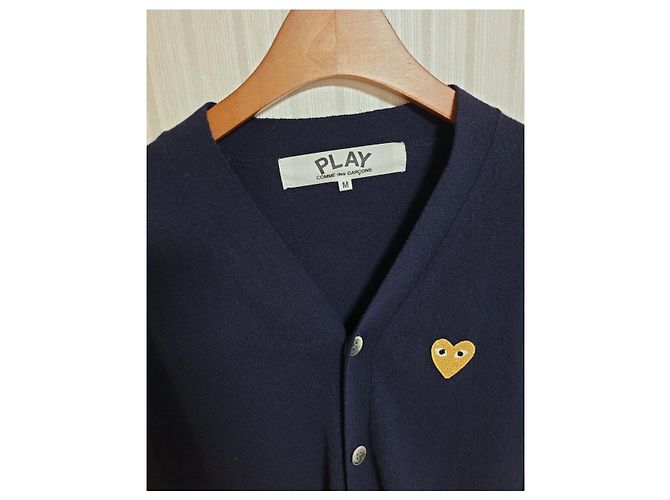 Comme Des Garcons Marineblauer Cardigan für Herren mit Gold-Patch - Ansicht 2