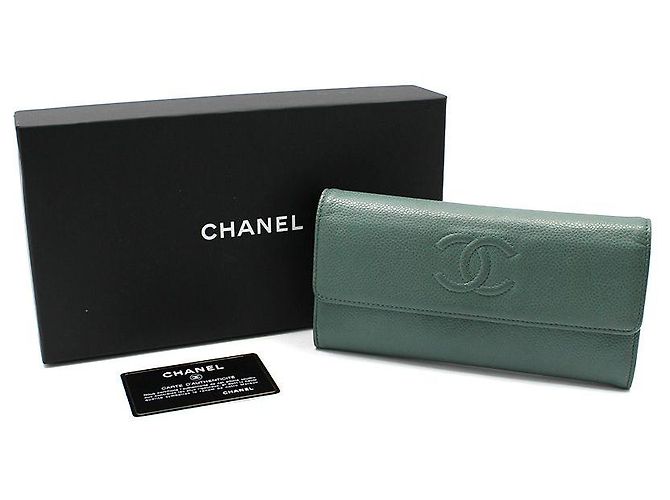 Chanel Cartera Larga Flap con Logo CC Timeless en Caviar Verde - vista 2