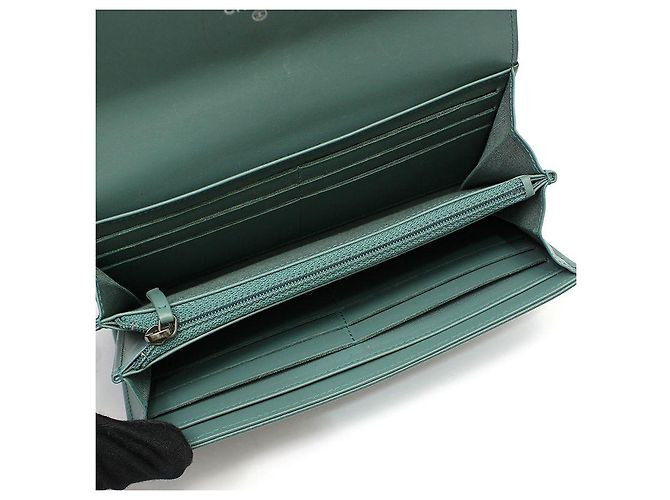 Chanel Cartera Larga Flap con Logo CC Timeless en Caviar Verde - vista 8