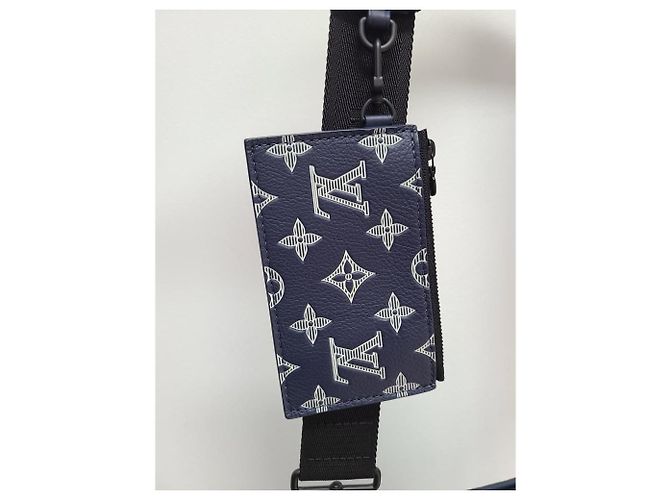Louis Vuitton Portafoglio indossabile Gascan Monogram Shadow blu inchiostro e bianco - vista 5