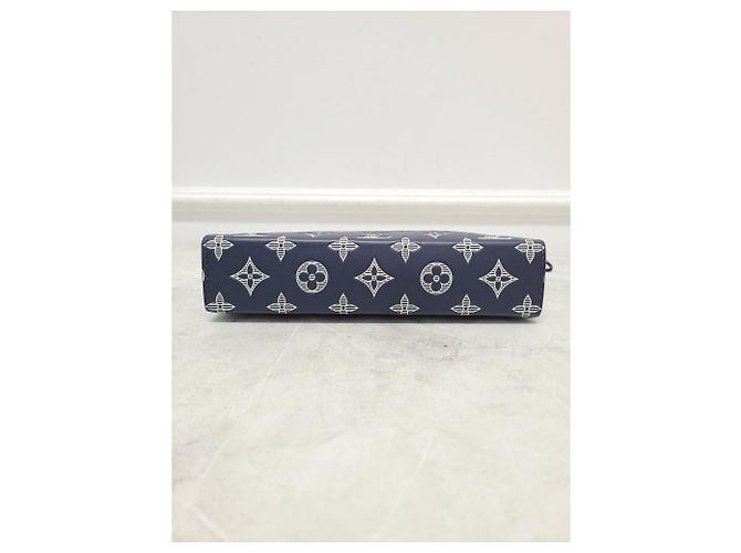 Louis Vuitton Portafoglio indossabile Gascan Monogram Shadow blu inchiostro e bianco - vista 8