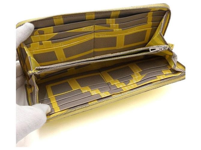 Hermès Portafoglio lungo con zip in pelle e seta gialla - vista 4
