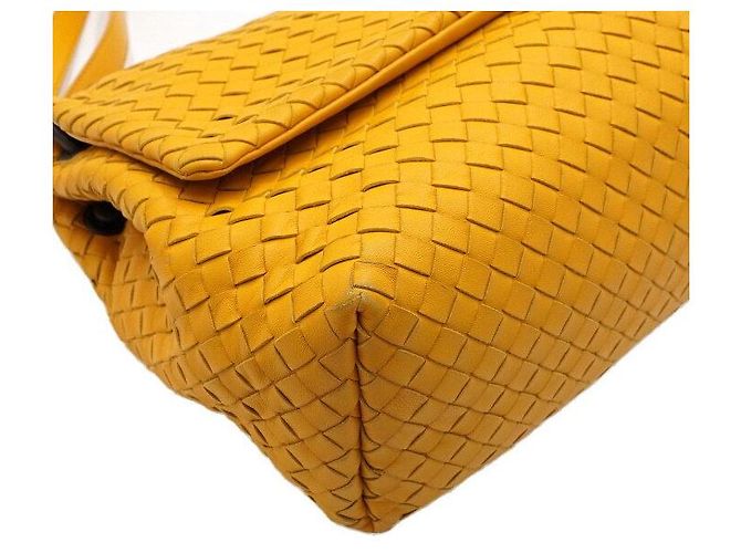 Bottega Veneta Borsa a tracolla con patta in nappa Intrecciato giallo - vista 9