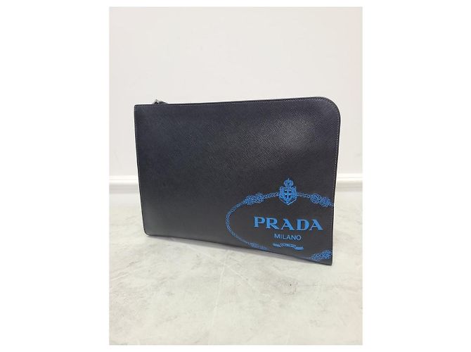 Prada Maletín de Viaje Clutch en Saffiano Negro con Logo Azul - vista 2