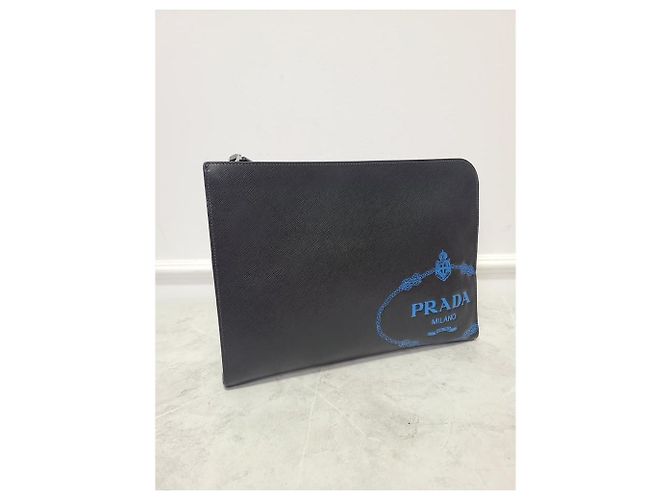 Prada Maletín de Viaje Clutch en Saffiano Negro con Logo Azul - vista 3