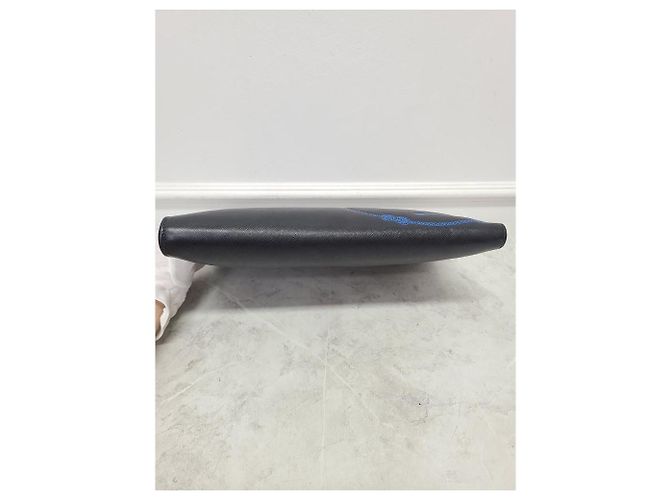 Prada Maletín de Viaje Clutch en Saffiano Negro con Logo Azul - vista 6