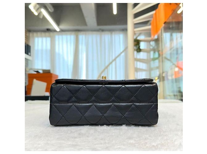 Chanel Mini borsa flap trapuntata in agnello nero con finiture oro - vista 3