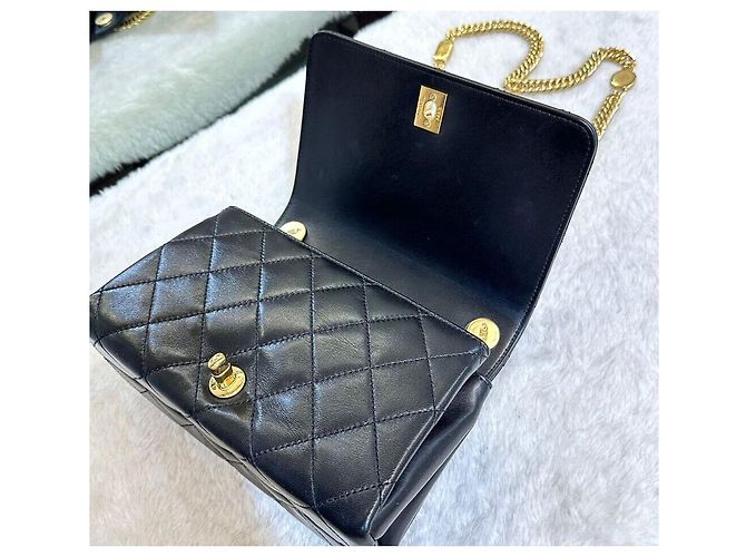 Chanel Mini borsa flap trapuntata in agnello nero con finiture oro - vista 6