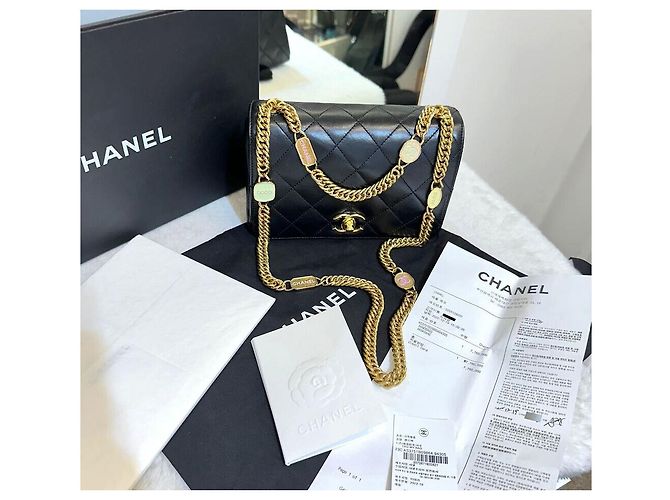 Chanel Mini borsa flap trapuntata in agnello nero con finiture oro - vista 8