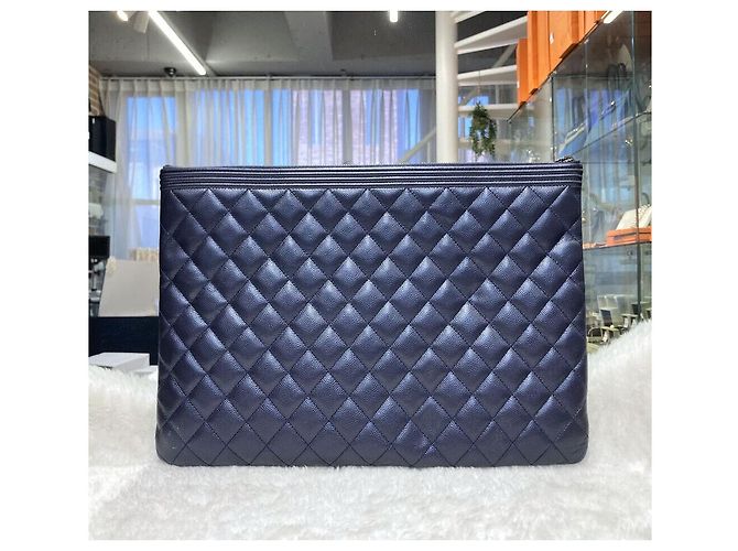 Chanel Clutch Boy Caviar Metallizzato Large Navy Grade Blu - vista 2