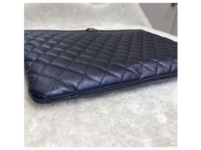 Chanel Clutch Boy Caviar Metallizzato Large Navy Grade Blu - vista 4