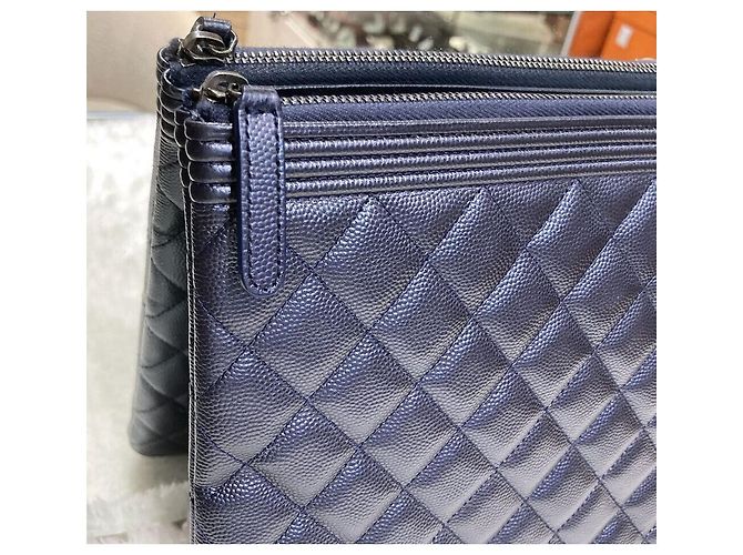 Chanel Clutch Boy Caviar Metallizzato Large Navy Grade Blu - vista 5