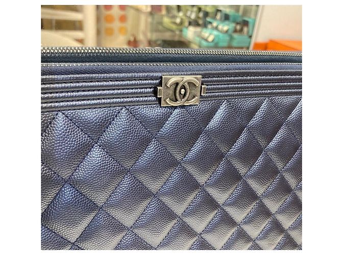 Chanel Clutch Boy Caviar Metallizzato Large Navy Grade Blu - vista 6