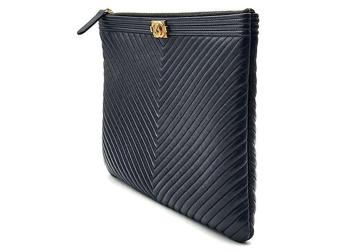 Chanel Clutch Chevron Boy New Medium Nero - vista 2