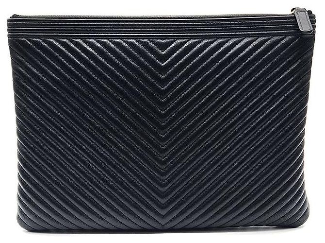 Chanel Clutch Chevron Boy New Medium Nero - vista 3
