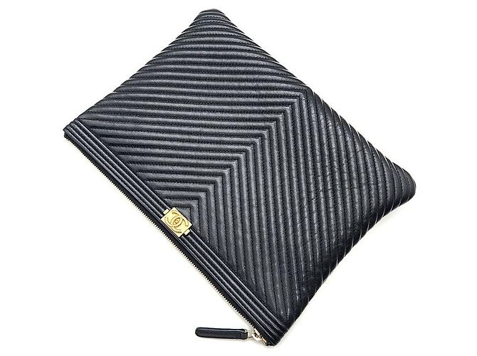 Chanel Clutch Chevron Boy New Medium Nero - vista 4