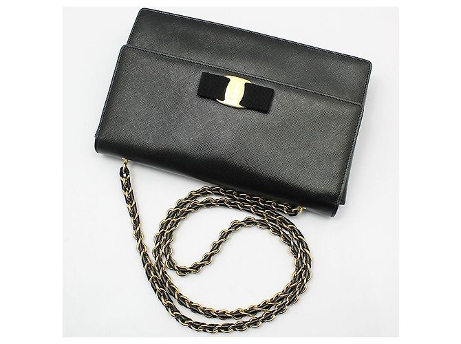 Salvatore Ferragamo Borsa a tracolla Vara Gini in pelle nera con catena dorata Nero - vista 3