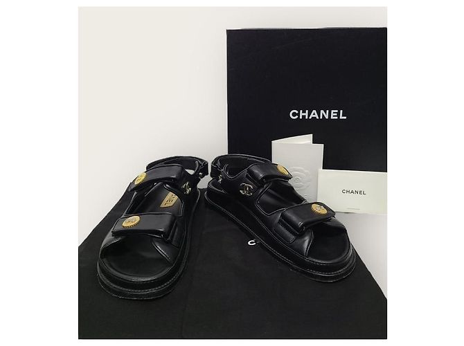 Chanel Sandali con velcro con fascia in pelle e patch con scritte nere Nero - vista 8
