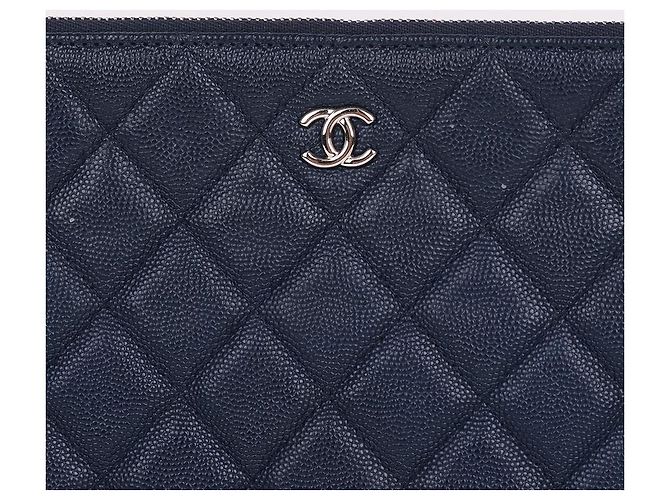 Chanel Grande clutch in pelle blu navy caviar - vista 2