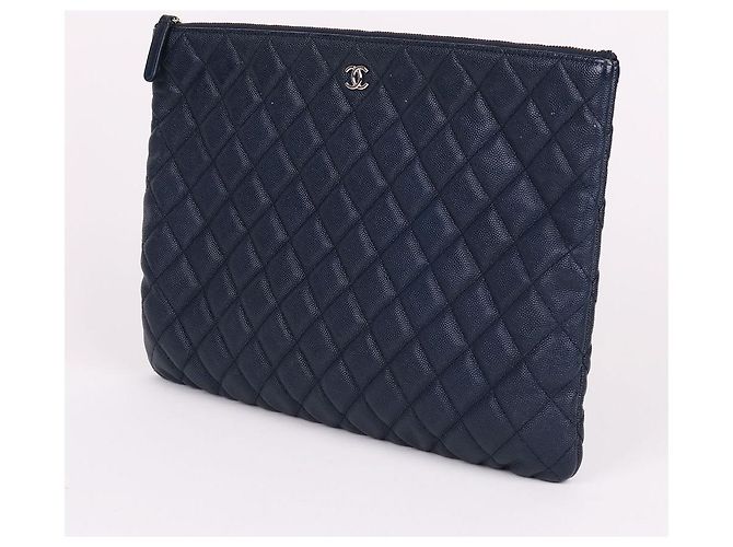 Chanel Grande clutch in pelle blu navy caviar - vista 3
