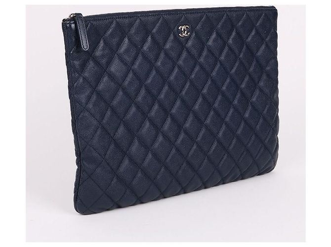 Chanel Grande clutch in pelle blu navy caviar - vista 4