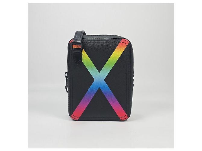 Louis Vuitton Borsa a tracolla Taiga Leather Rainbow Danube Argento - vista 3