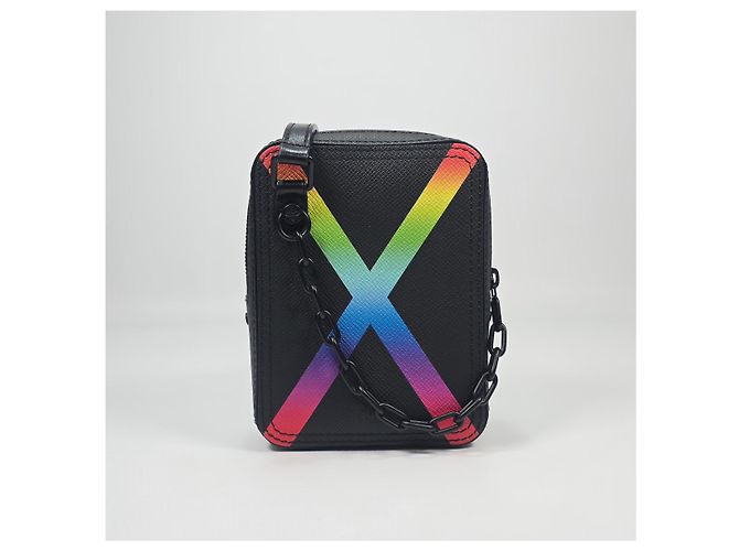 Louis Vuitton Borsa a tracolla Taiga Leather Rainbow Danube Argento - vista 4