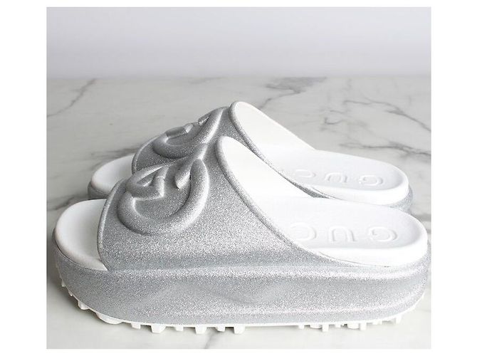 Gucci Sandali Slide Interlocking Argento Metallizzato - vista 3