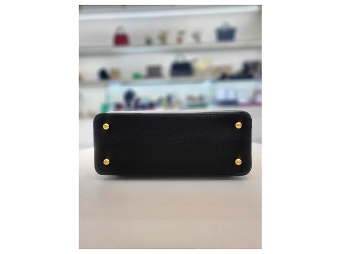 Louis Vuitton Borsa Tote Capucines mm in pelle Taurillon nera Nero - vista 7