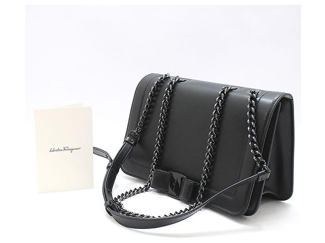 Salvatore Ferragamo Borsa a tracolla con catena e fiocco in pelle nera Nero - vista 2