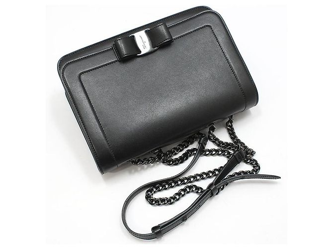 Salvatore Ferragamo Borsa a tracolla con catena e fiocco in pelle nera Nero - vista 3