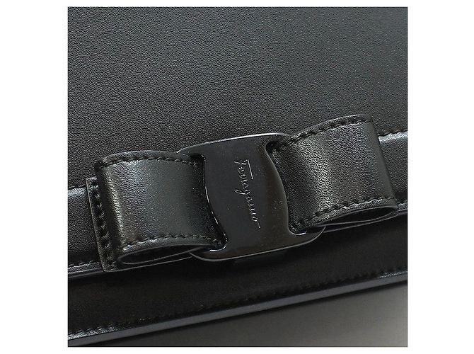 Salvatore Ferragamo Borsa a tracolla con catena e fiocco in pelle nera Nero - vista 7