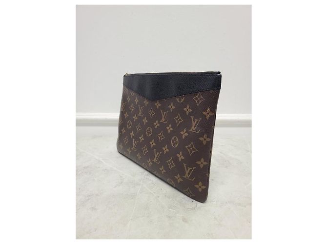 Louis Vuitton Clutch Daily Monogram Nera Nero - vista 2