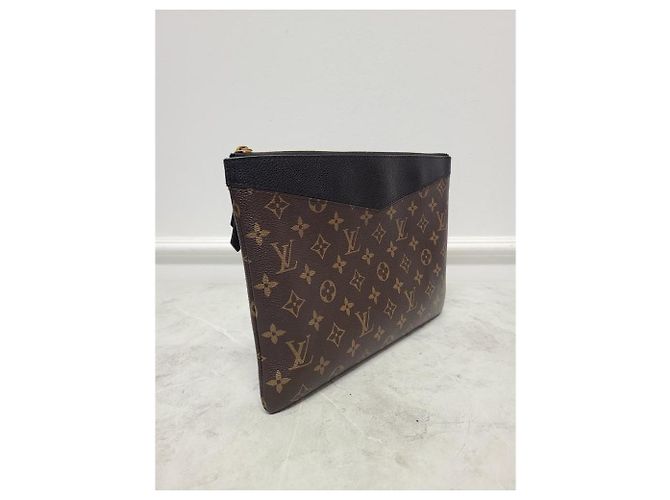 Louis Vuitton Clutch Daily Monogram Nera Nero - vista 3