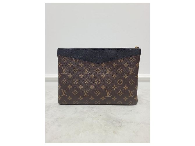 Louis Vuitton Clutch Daily Monogram Nera Nero - vista 5