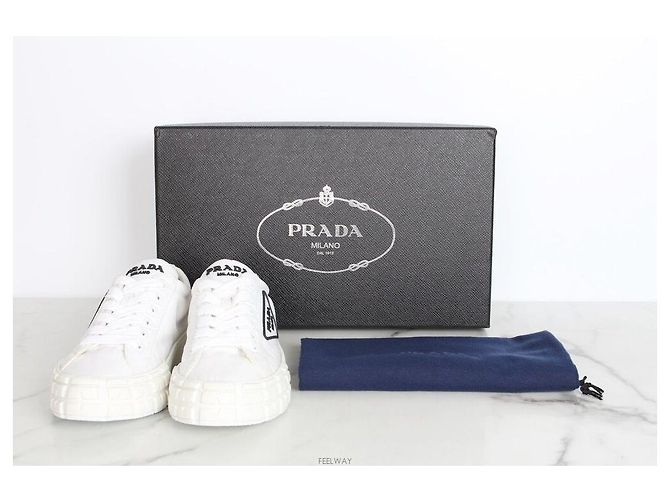 Prada Baskets en gabardine de nylon avec logo triangle Blanc - vue 2