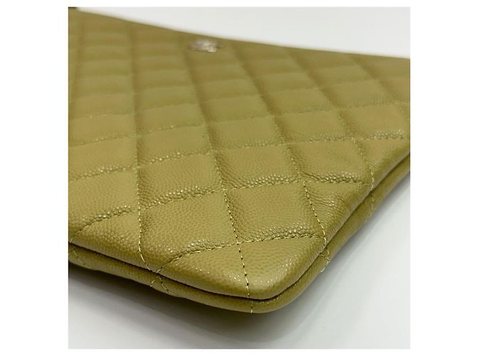 Chanel Clutch Classic Olive Medium Caviar Gold Verde - vista 4