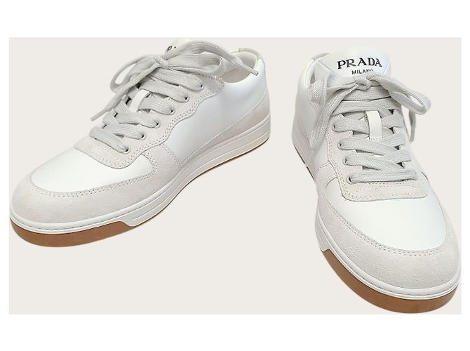 Prada Baskets triangle en daim blanc - vue 3