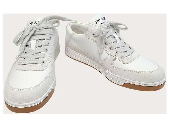 Prada Baskets triangle en daim blanc - vue 4