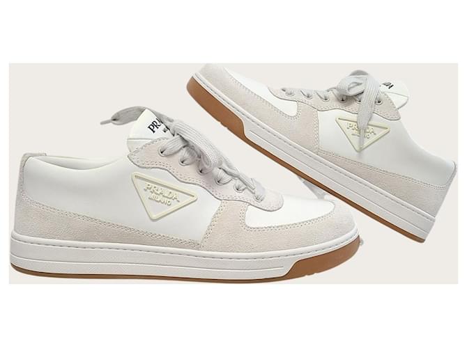 Prada Baskets triangle en daim blanc - vue 5