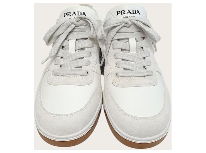 Prada Baskets triangle en daim blanc - vue 6