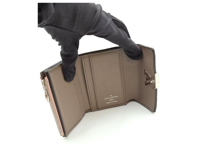 Louis Vuitton Cartera Capucines Rosa Claro - vista 17