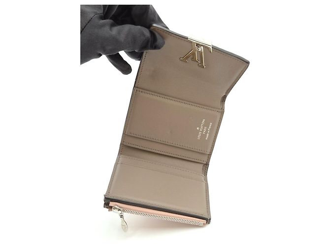 Louis Vuitton Cartera Capucines Rosa Claro - vista 18