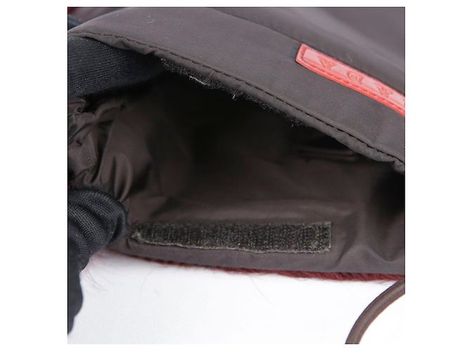 Prada Mini borsa a tracolla e crossbody in nylon nero con logo sport in pelliccia rossa - vista 15