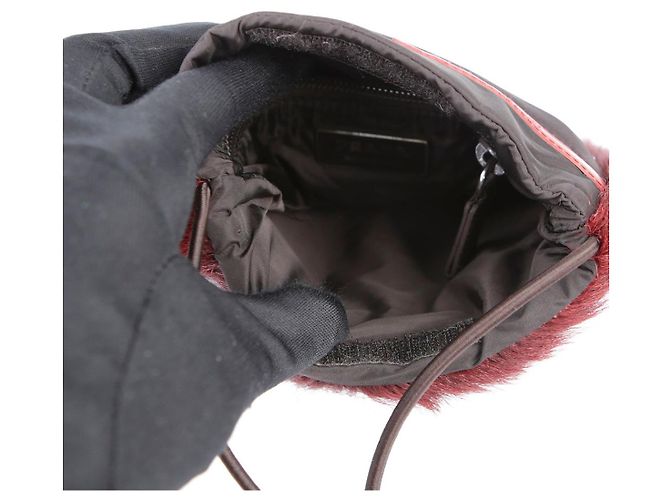 Prada Mini borsa a tracolla e crossbody in nylon nero con logo sport in pelliccia rossa - vista 16