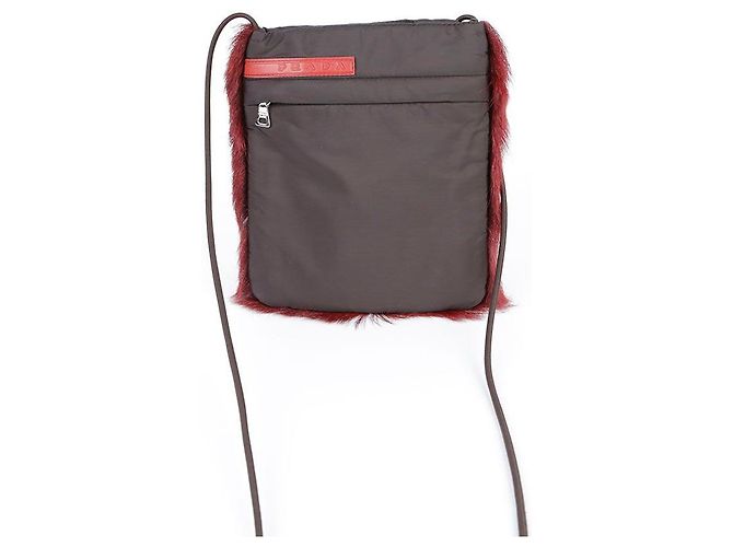 Prada Mini borsa a tracolla e crossbody in nylon nero con logo sport in pelliccia rossa - vista 3