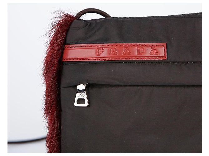 Prada Mini borsa a tracolla e crossbody in nylon nero con logo sport in pelliccia rossa - vista 9